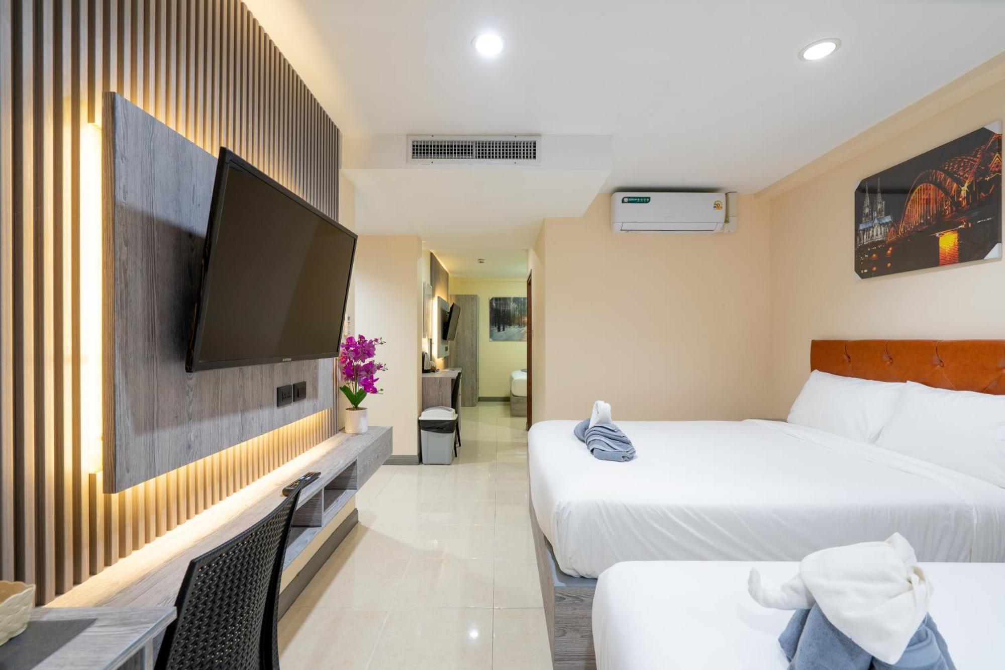 Square One Hotel Patong Extérieur photo