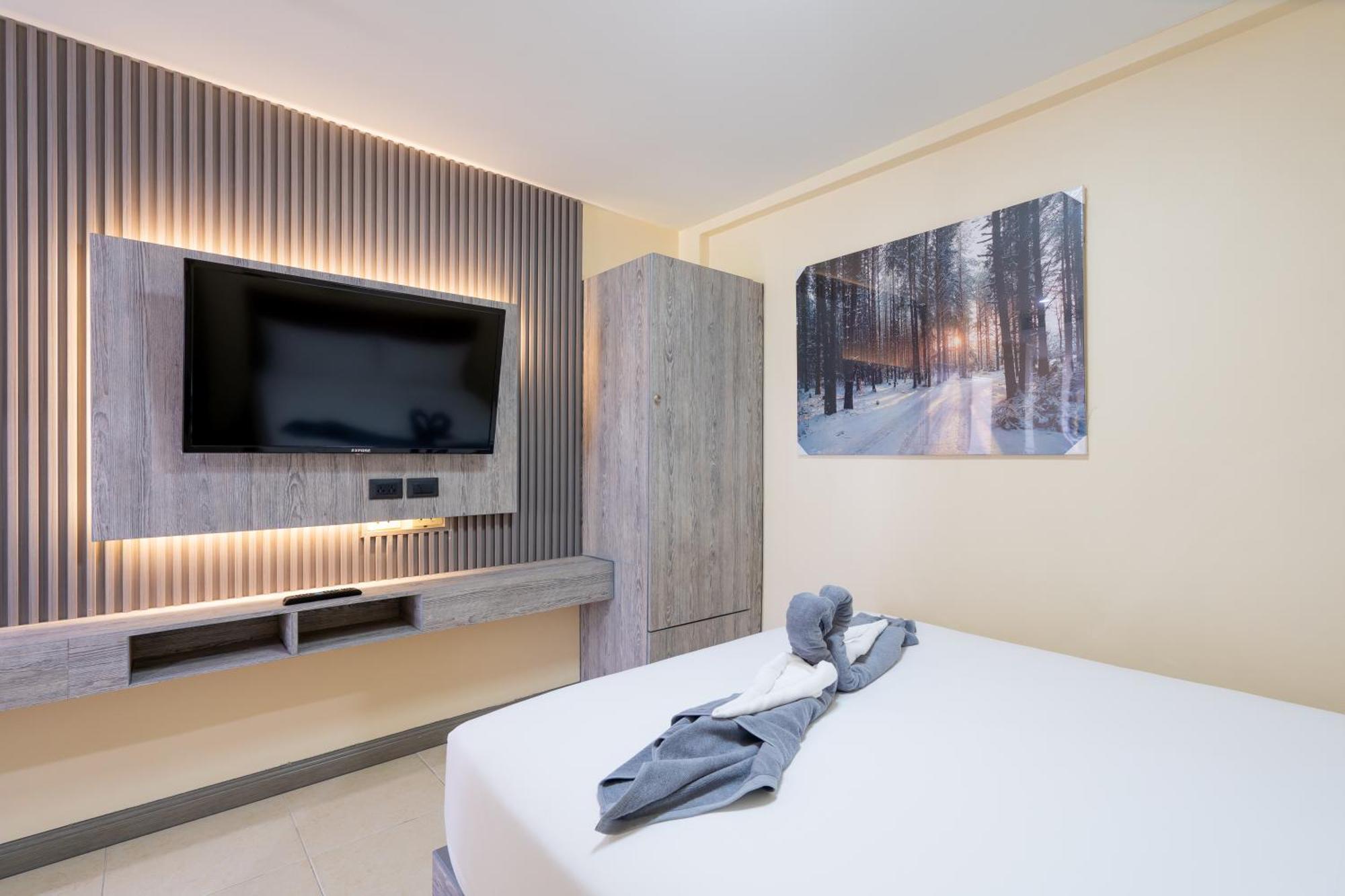 Square One Hotel Patong Extérieur photo