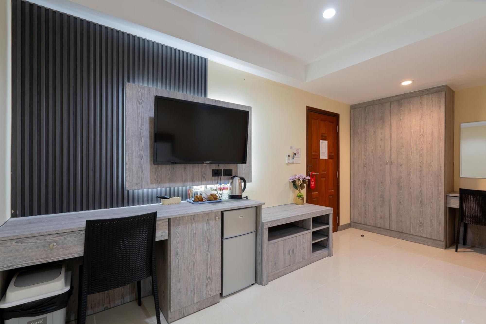 Square One Hotel Patong Extérieur photo