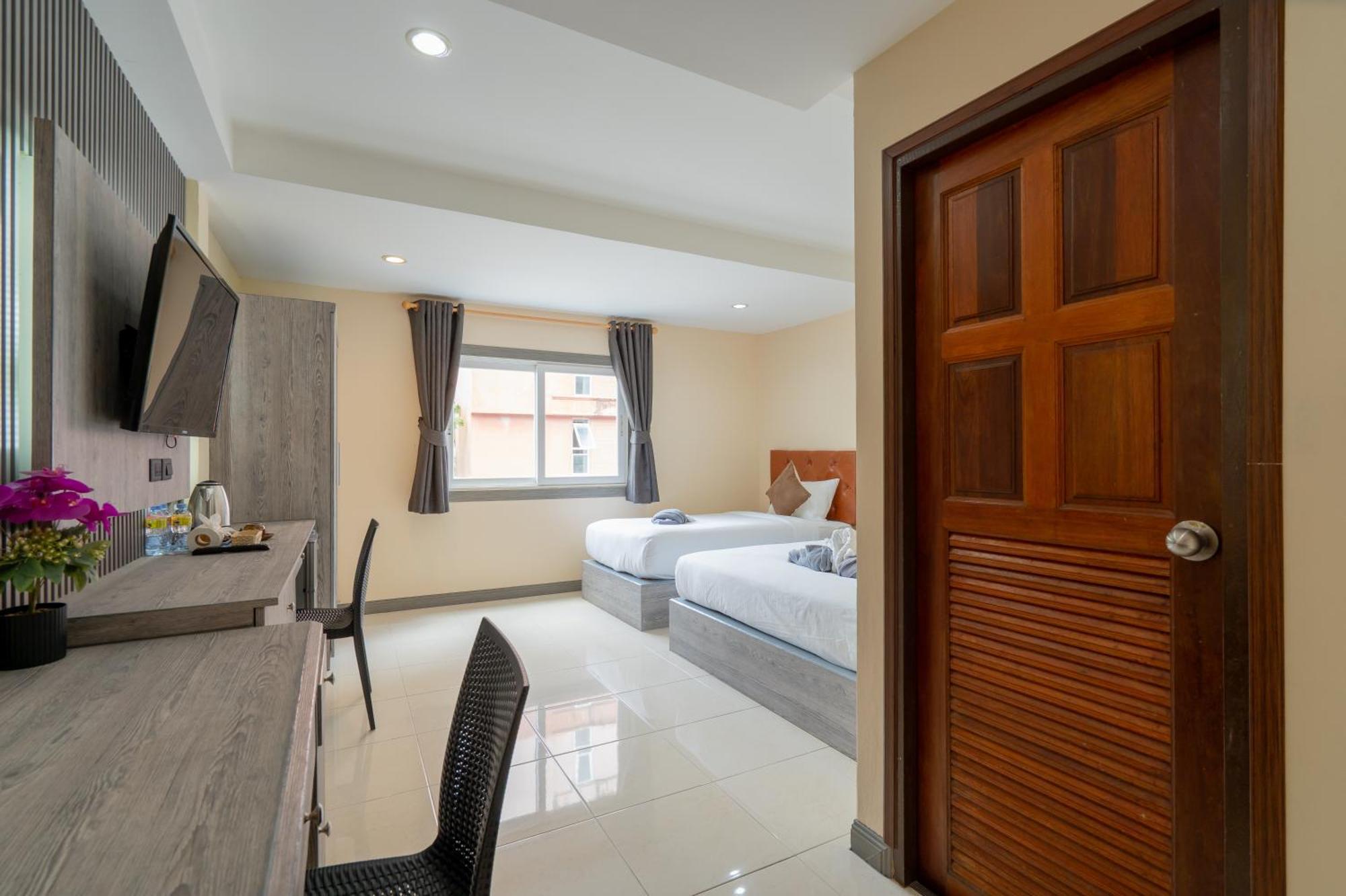 Square One Hotel Patong Extérieur photo