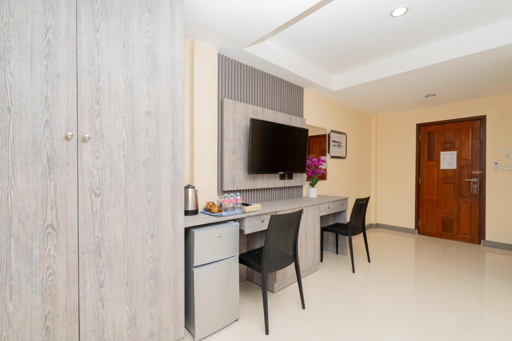 Square One Hotel Patong Extérieur photo