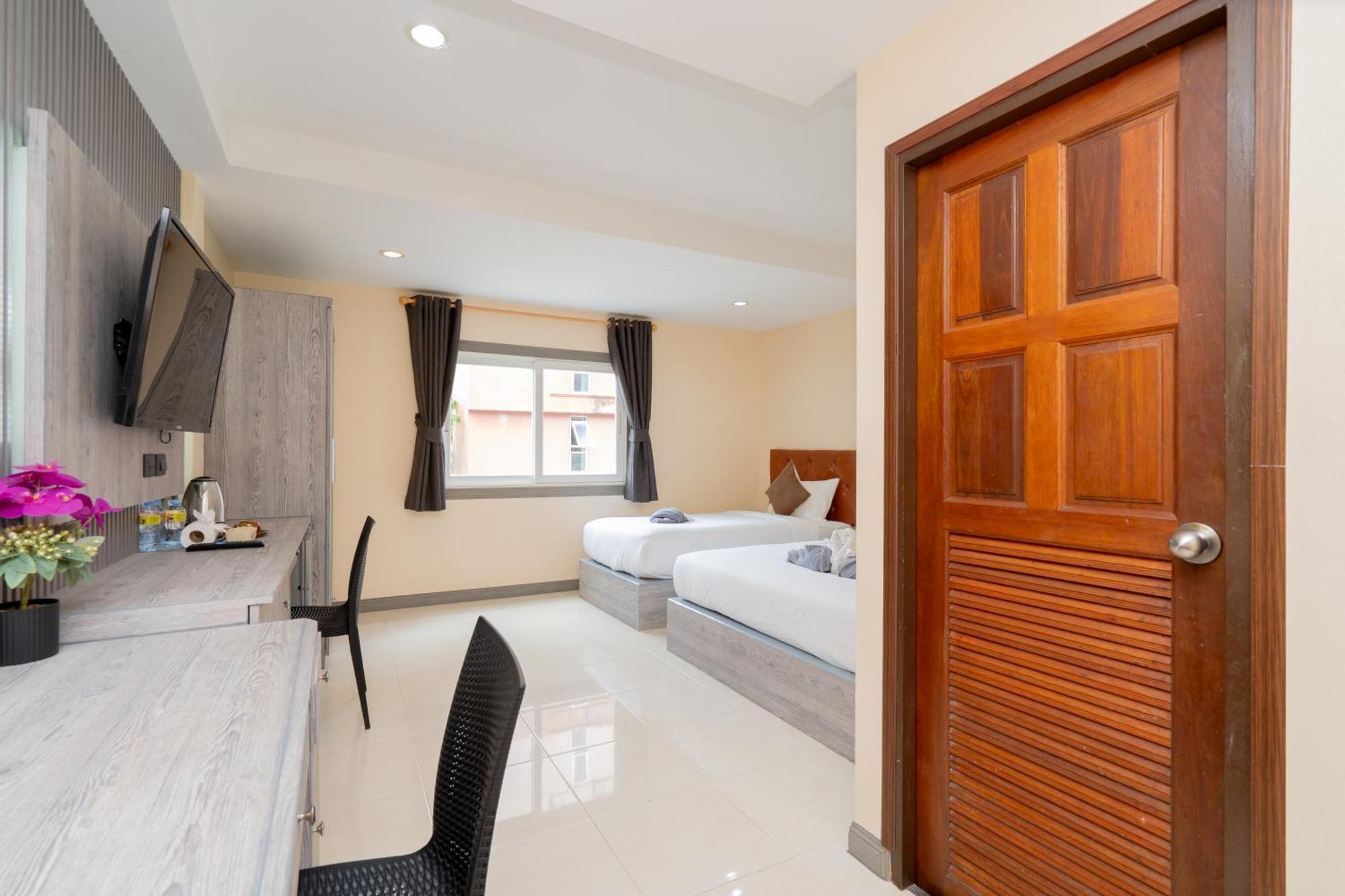 Square One Hotel Patong Extérieur photo