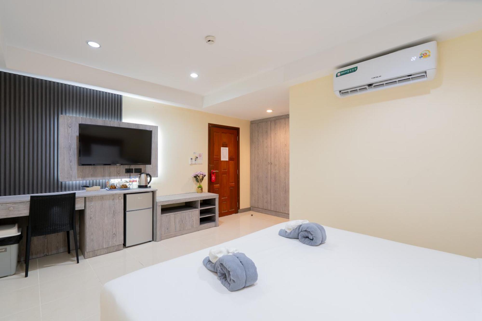 Square One Hotel Patong Extérieur photo