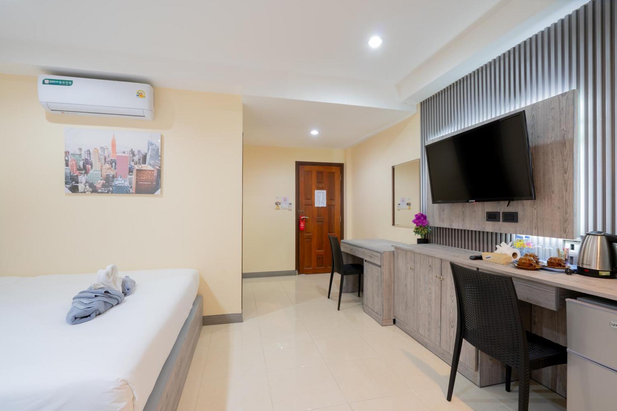 Square One Hotel Patong Extérieur photo
