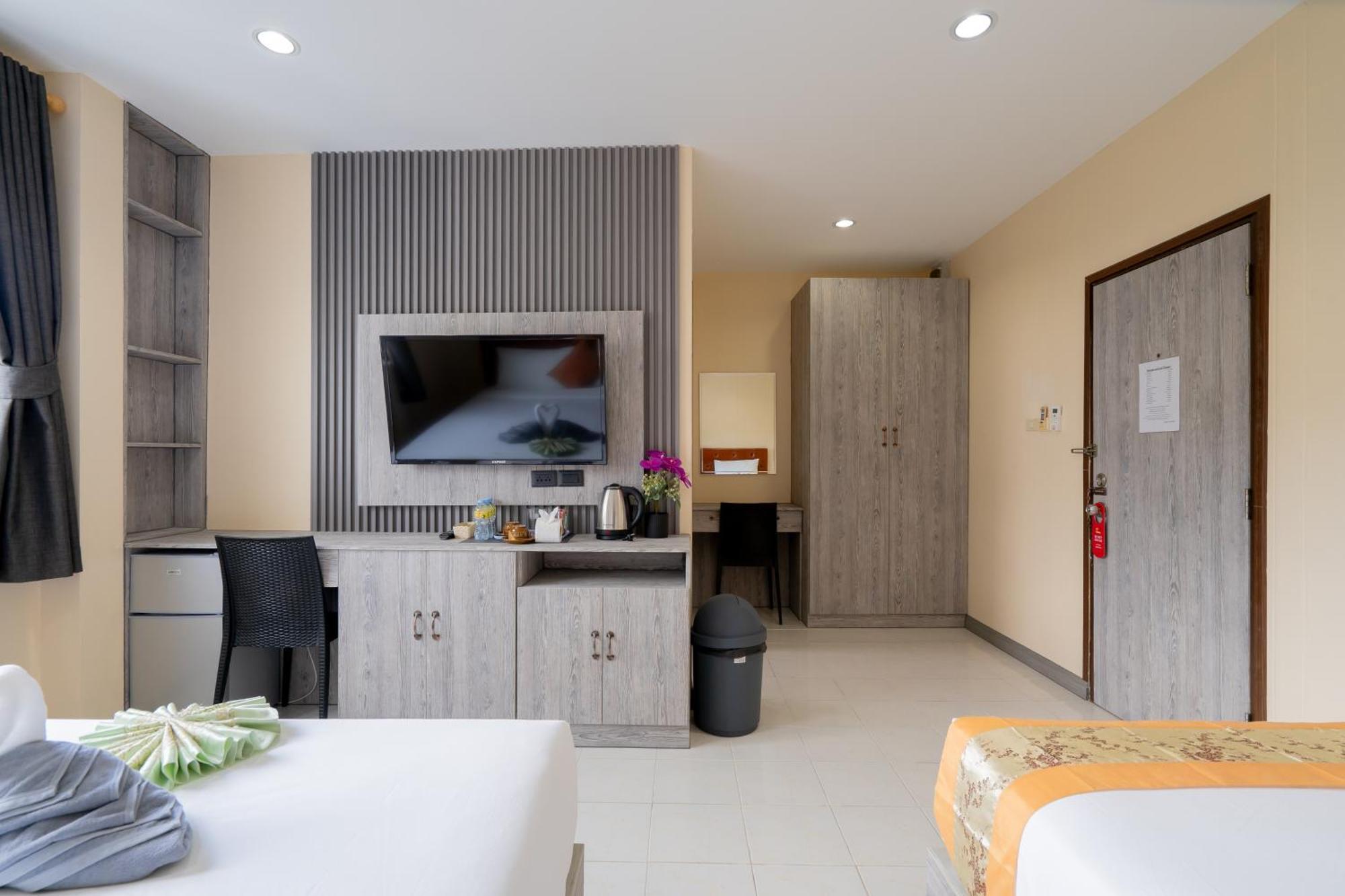 Square One Hotel Patong Extérieur photo