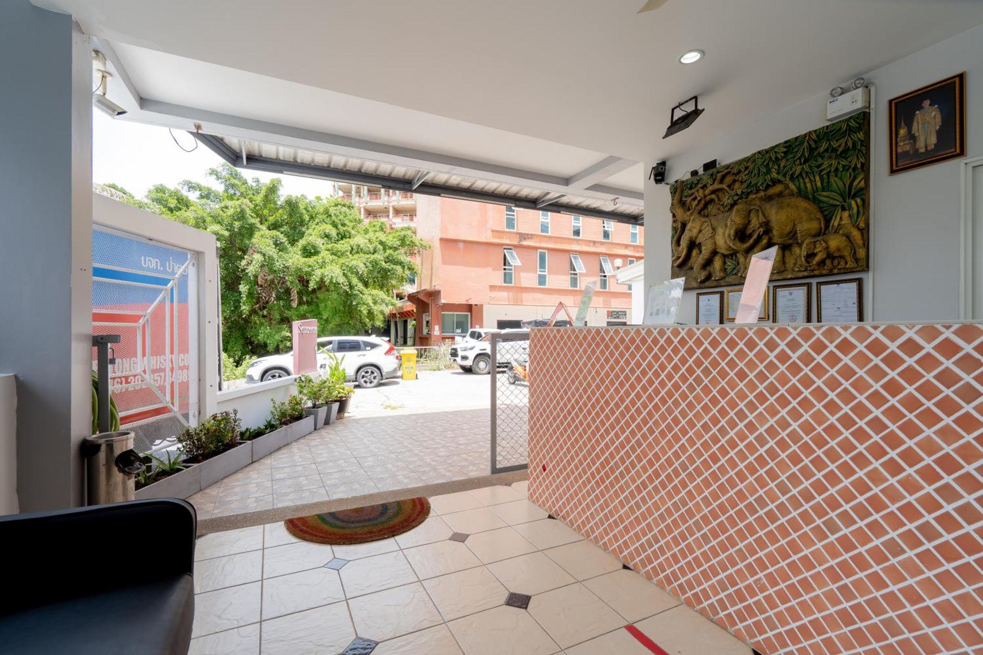 Square One Hotel Patong Extérieur photo