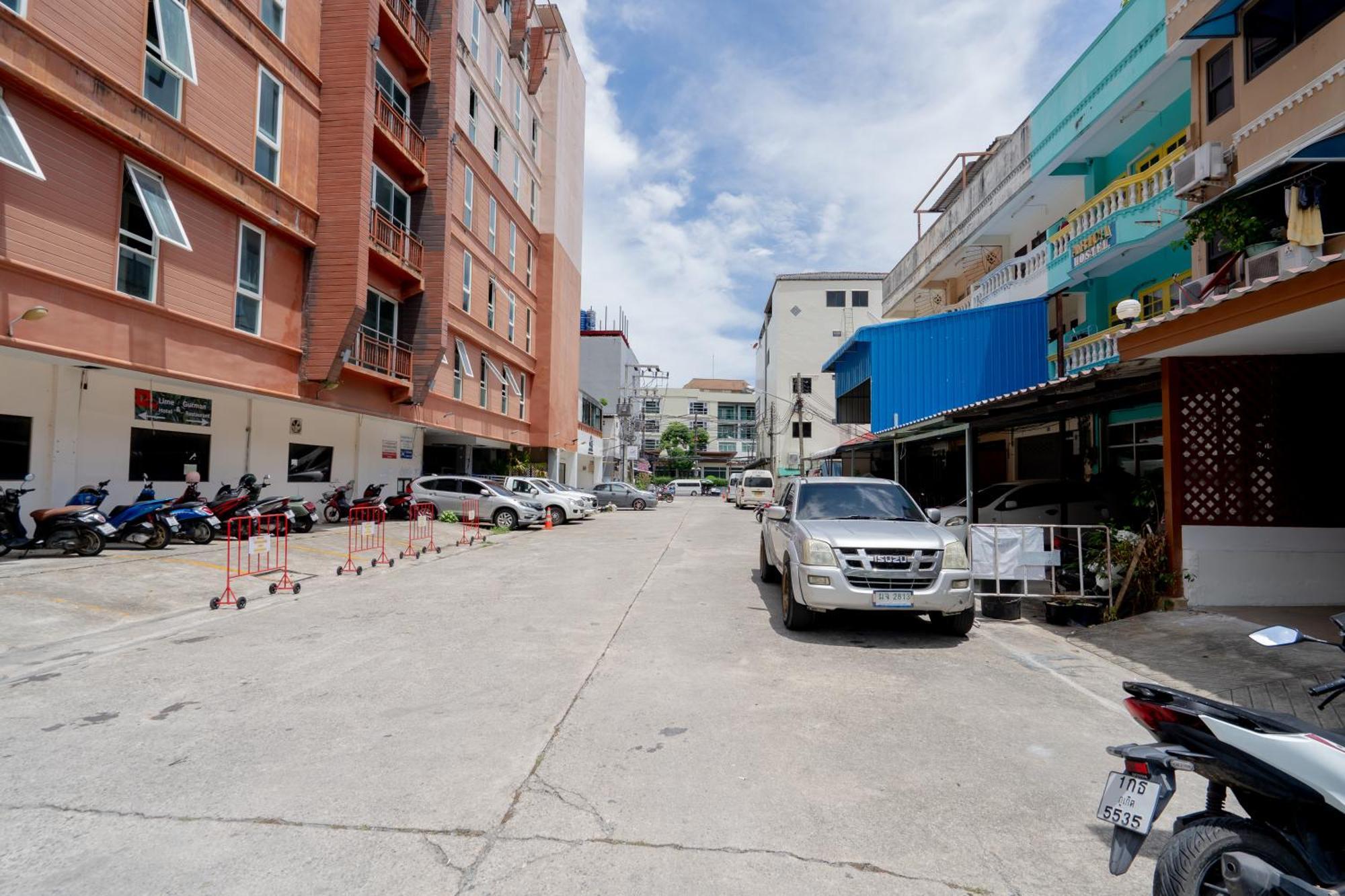 Square One Hotel Patong Extérieur photo