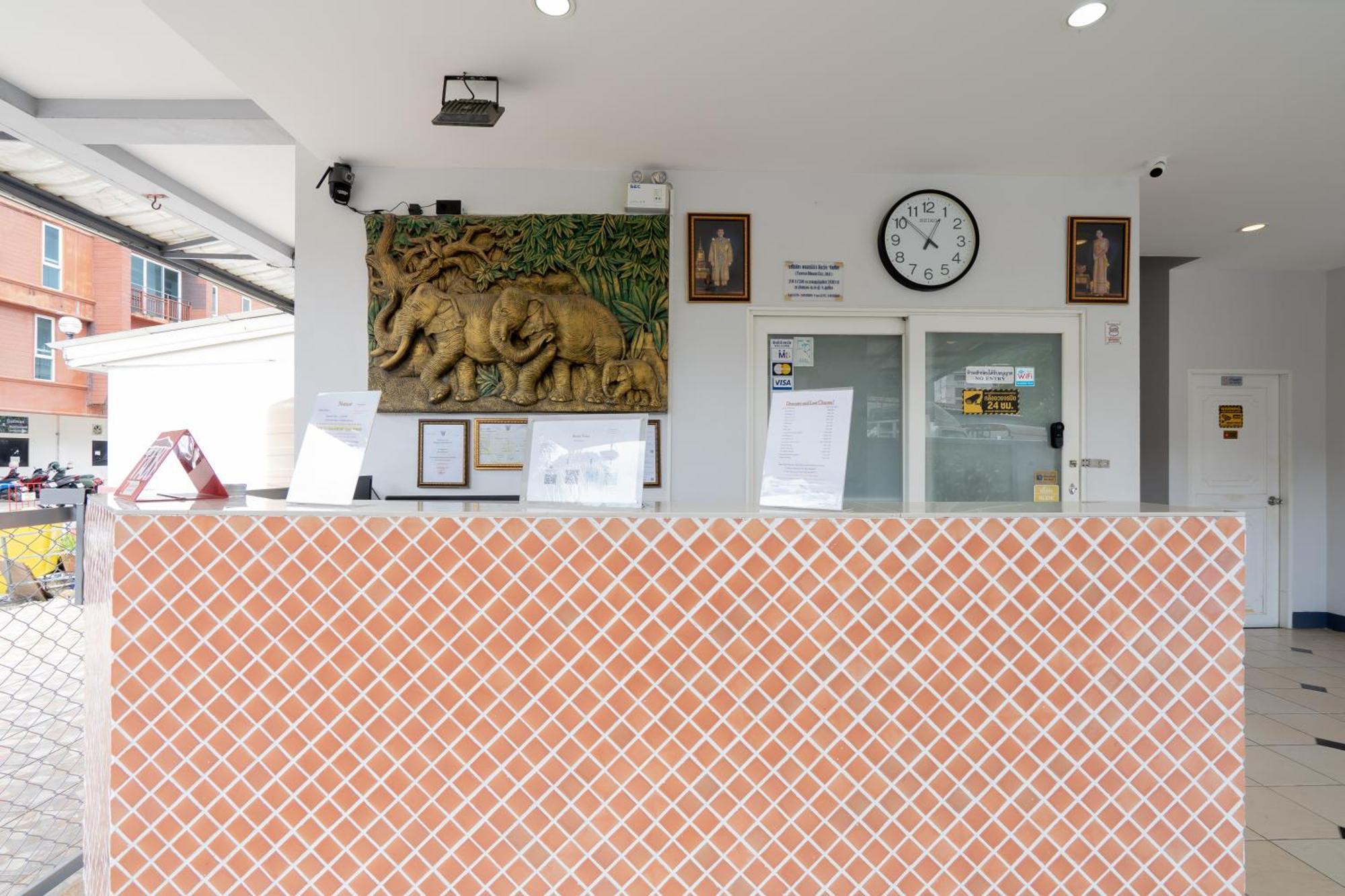 Square One Hotel Patong Extérieur photo