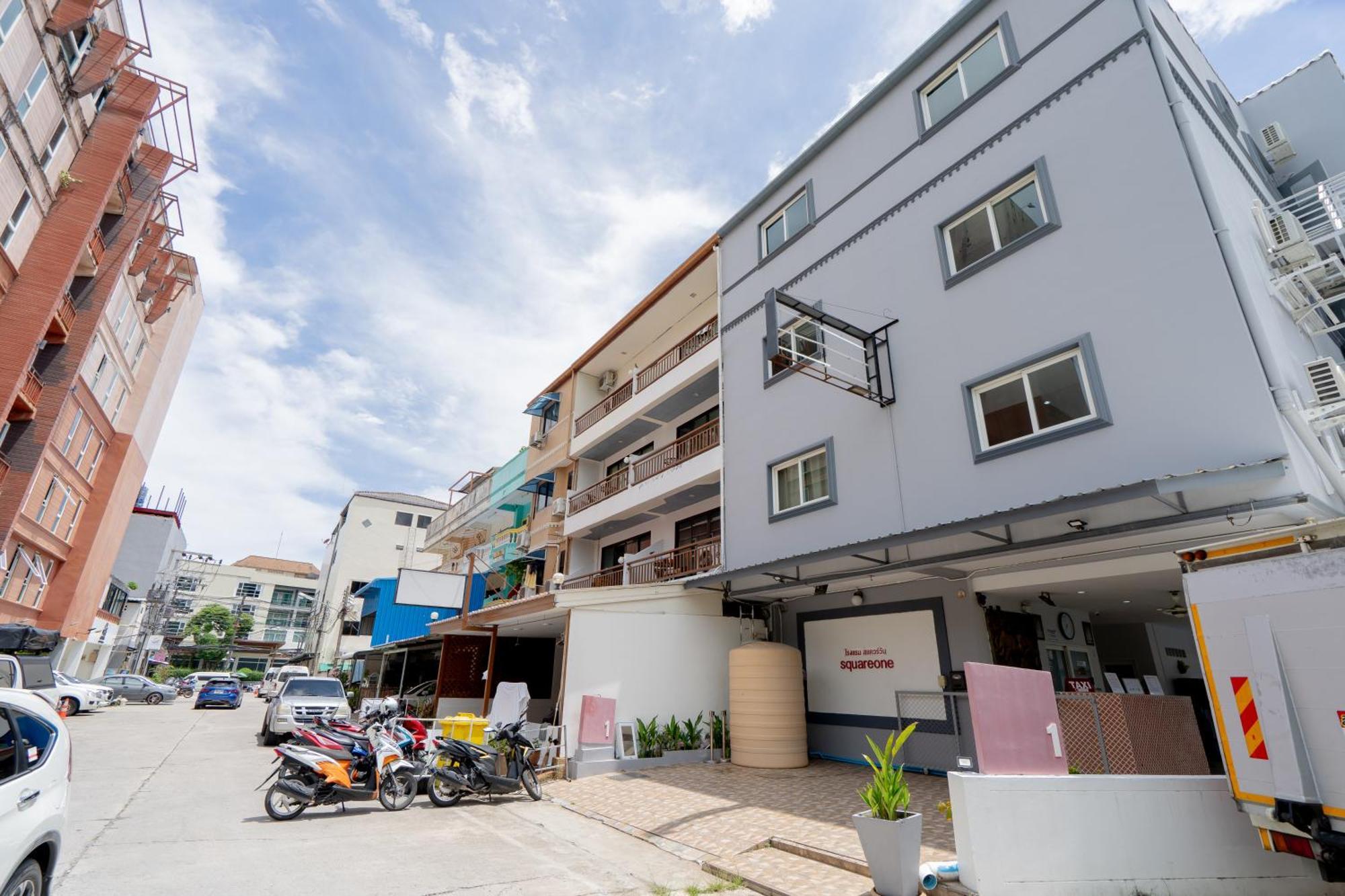 Square One Hotel Patong Extérieur photo