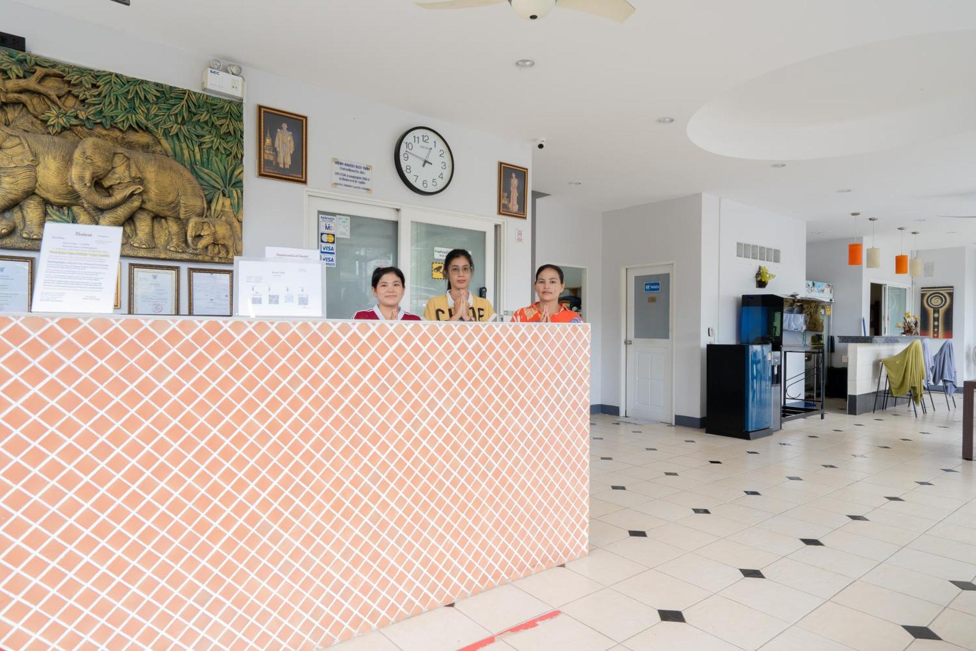 Square One Hotel Patong Extérieur photo