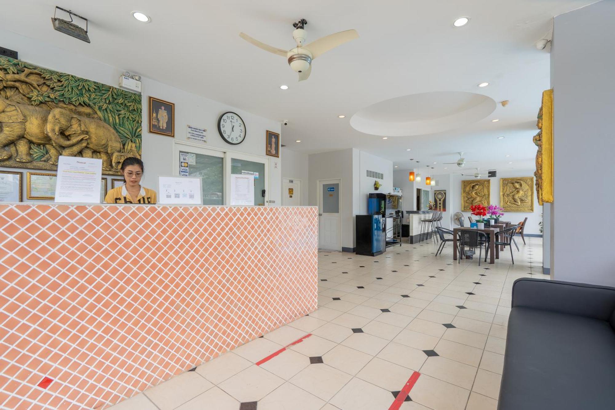 Square One Hotel Patong Extérieur photo