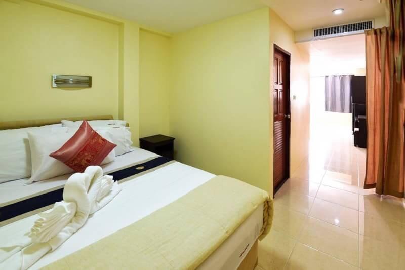Square One Hotel Patong Extérieur photo