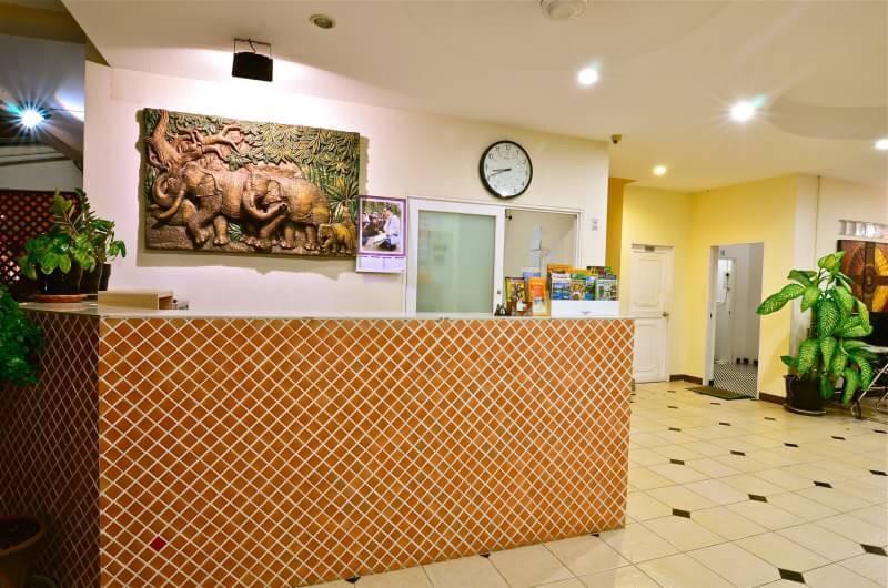 Square One Hotel Patong Extérieur photo